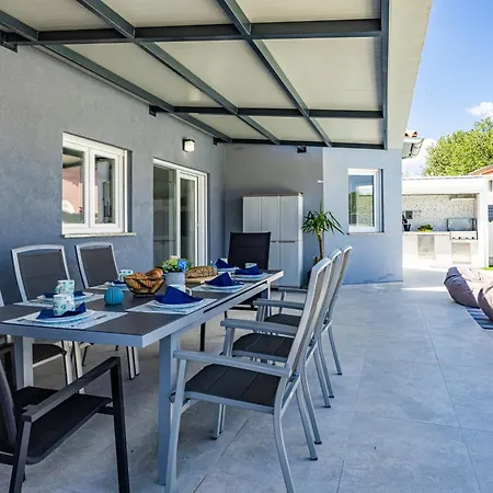 2382 Villa *
