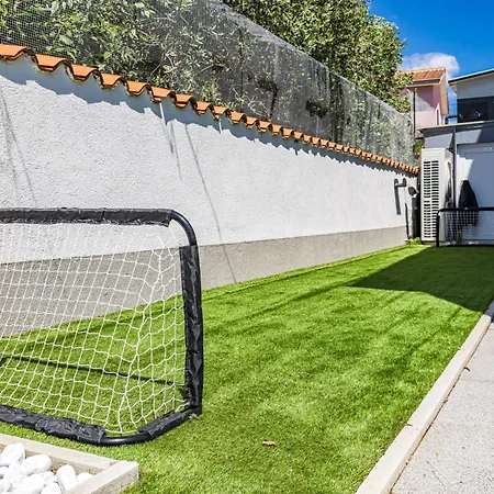 2382 Villa Loborika